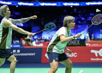 Pemain Malaysia Chen Tang Jie (kiri) dan Toh Ee Wei (kanan) mengembalikan bola kepada pemain Indonesia, Jafar Hidayatullah-Felisha Pasaribu semasa perlawanan beregu campuran di Kejohanan Badminton Dunia di Arena Adidas, Paris hari ini. - AFP