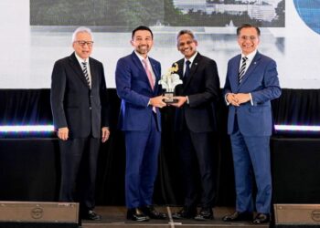 NOVAN Amirudin (dua dari kiri) menerima anugerah yang disampaikan oleh Abdul Rasheed Ghaffour pada  Anugerah Credit Guarantee Corporation (CGC) 2024 baru-baru ini.