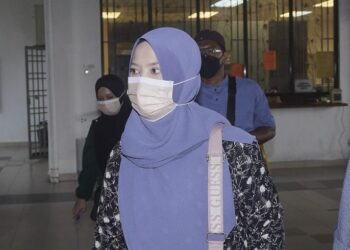 SEORANG guru dihadapkan ke Mahkamah Sepang semalam selepas membuat penghantaran palsu di media sosial melibatkan kes kematian Zara Qairina. - UTUSAN/FAISOL MUSTAFA