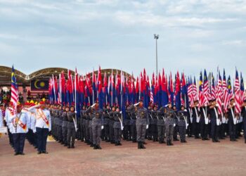 PERBARISAN statik yang diadakan di Dataran Segamat, Johor melibatkan 52 kontinjen pelbagai agensi.