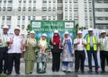 DATUK Seri Dr. Zaliha Mustafa (tiga dari kiri), Ahli Parlimen Bandar Tun Razak, Datuk Seri Dr. Wan Azizah Wan Ismail (empat dari kiri), Datuk Bandar Kuala Lumpur, Datuk Seri Dr. Maimunah Mohd Sharif (empat dari kanan) dan Pengarah Urusan Kumpulan MMC Corporation Berhad, Tan Sri Che Khalib Mohamad Noh (tiga dari kanan) dalam lawatan tapak MMC Corporation Berhad ke Projek Pembangunan Semula Bandar Terbesar Kuala Lumpur di Cheras di sini, semalam. UTUSAN/ ISKANDAR ISHAK