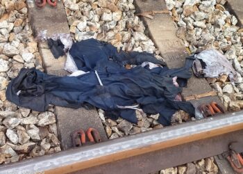 PAKAIAN dipercayai milik mangsa yang maut dilanggar tren komuter di landasan kereta api di Chemor di Ipoh semalam.