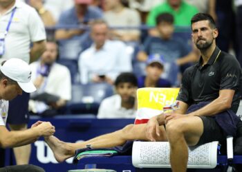 Novak Djokovic ketika jari kakinya berbalut semasa perlawanan tenis pusingan pertama perseorangan lelaki menentang Learner Tien pada hari pertama kejohanan tenis Terbuka AS di Pusat Tenis Kebangsaan USTA Billie Jean King di New York City, hari ini. - AFP