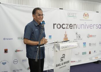 DZULKEFLY Ahmad berucap pada Majlis Pelancaran Roczen Universal di Rails and River Event Space di sini.