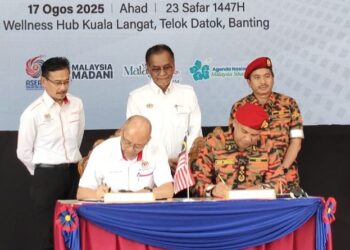 DZULKEFLY Ahmad (tengah, belakang) menyaksikan Ketua Pengarah Kesihatan, Datuk Dr. Mahathar Abd. Wahab (kiri) dan Ketua Pengarah JBPM, Datuk Sri Ts. Nor Hisham Mohammad menandatangani Nota Kerjasama. - UTUSAN/ABDUL RAZAK IDRIS