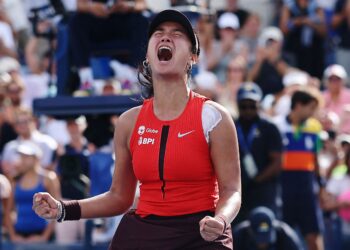 Alexandra Eala dari Filipina meraikan mata perlawanan menentang Clara Tauson dari DenmarK semasa perlawanan pusingan pertama perseorangan wanita Terbuka AS 2025 di Pusat Tenis Kebangsaan USTA Billie Jean King, New York City hari ini. - AFP