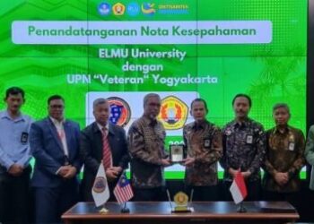 Dr. Mohamad Irhas Effendi (kiri) , dan  Datuk Dr. Kassim Noor Mohamed, semasa majlis menandatangani MoU di Jogjakarta baru-baru ini