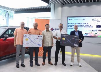 PENGARAH Urusan Kumpulan DRB-Hicom, Tan Sri Syed Faisal Albar (tengah) bersama  Akkbar Danial (dua kanan) dan Presiden dan Ketua Pegawai Eksekutif Bank Muamalat, Khairul Kamarudin (dua kiri) pada Majlis Pelancaran EON & Sahabat Autofest 2025 dan Kad Kredit Jenama Bersama Muamalat EON di EON Glenmarie, Shah Alam. - UTUSAN/AFIQ RAZALI