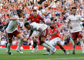 PENYERANG Manchester United, Bryan Mbeumo memberi asakan kepada pertahanan Arsenal, Gabriel Magalhaes dalam aksi pertama Liga Perdana Inggeris(EPL) di Stadium Old Trafford-AFP