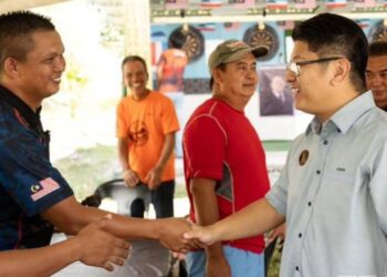 EWON Benedick berjabat tangan dengan penduduk yang hadir pada Karnival Kesihatan anjuran Persekutuan Muda Mudi (PMM) SIB Pinasang Tamu Darat di Kota Belud, hari ini.
