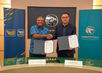 ZHANG Qiang (kanan) bersama Praba Sangarajoo pada majlis menandatangani MoU antara Proton dan Touch ‘n Go.