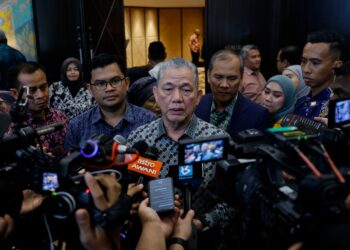 FADILLAH Yusof bercakap kepada pemberita selepas Menghadiri Mesyuarat Jawatankuasa Khas Menangani Kemorosotan Kualiti Air Sungai Kebangsaan (JKKAS), di Hotel Grand Millenium, di sini hari ini. - UTUSAN/SHIDDIEQIIN ZON