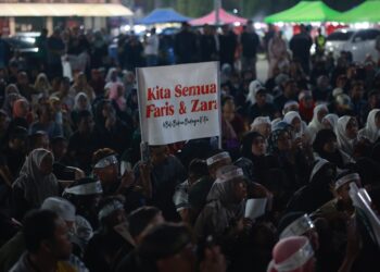 SEBAHAGIAN peserta berhimpun untuk menyatakan solidariti dalam menuntut pembelaan ke atas kematian Wan Ahmad Faris Wan Abdul Rahman dan Zara Qairina Mahathir di Dataran Warisan Stadium Sultan Muhammad IV, Kota Bharu, Kelantan. - UTUSAN/KAMARUL BISMI KAMARUZAMAN