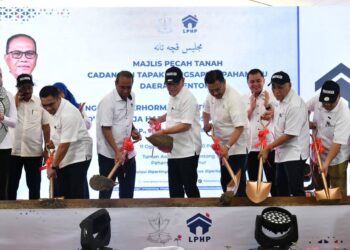 WAN ROSDY Wan Ismail (tengah) dan barisan exco kerajaan negeri melakukan gimik pecah tanah sempena cadangan tapak Pangsapuri Pahangku Daerah Bentong di Taman Awam Ujana di Bentong, Pahang. - FOTO/SALEHUDIN MAT RASAD