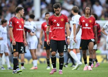 Pemain tengah Manchester United, Manuel Ugarte (kiri), Bersama Bruno Fernandes (tengah) dan pertahanan Leny Yoro bertindak balas selepas perlawanan bola sepak Liga Perdana Inggeris (EPL) menentang Fulham di Craven Cottage, London hari ini. - AFP