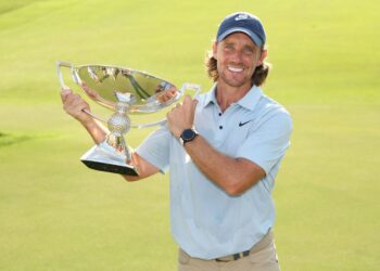 Tommy Fleetwood dari England bergambar bersama trofi Piala Fedex selepas memenangi pusingan akhir Tour Championship 2025 di Kelab Golf East Lake di Atlanta, Georgia, hari ini. - AFP