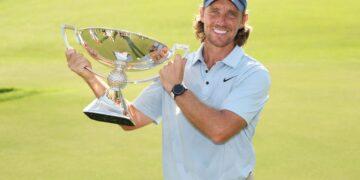Tommy Fleetwood dari England bergambar bersama trofi Piala Fedex selepas memenangi pusingan akhir Tour Championship 2025 di Kelab Golf East Lake di Atlanta, Georgia, hari ini. - AFP
