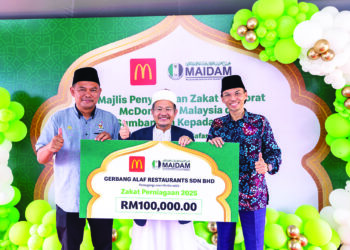 WAKIL McDonald’s Malaysia (kiri) menyerahkan replika cek bernilai
RM100,000 sebagai simbolik penyerahan zakat kepada wakil
MAIDAM (kanan) sambil disaksikan oleh Mufti Negeri Terengganu,
Datuk Dr. Mohamad Sabri Haron.