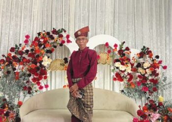 Megat Mat Akhir Megat Mohamad berbusana Baju Melayu lengkap saat melaksanakan tugas sebagai Pak Andam.