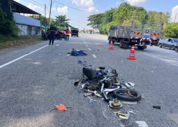 KEADAAN motosikal mangsa yang maut dalam kemalangan di Jalan Lahat di Ipoh kelmarin.