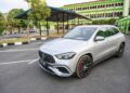 SUV yang menampilkan gaya sporty.