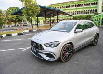 SUV yang menampilkan gaya sporty.