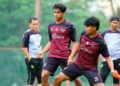 PEMAIN Terengganu FC menjalani latihan terakhir sebelum berlepas ke Brunei bagi aksi Liga Super menentang Brunei DPMM FC malam ini.- IHSAN TFC