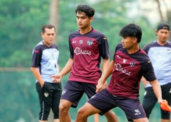 PEMAIN Terengganu FC menjalani latihan terakhir sebelum berlepas ke Brunei bagi aksi Liga Super menentang Brunei DPMM FC malam ini.- IHSAN TFC
