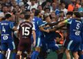 Pemain pertahanan Aston Villa, Tyrone Mings bergaduh dengan penyerang Marseille, Mason Greenwood (kanan) dalam aksi persahabatan di Stadium Velodrome, Marseille, semalam. - AFP