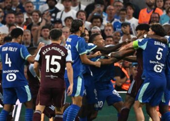 Pemain pertahanan Aston Villa, Tyrone Mings bergaduh dengan penyerang Marseille, Mason Greenwood (kanan) dalam aksi persahabatan di Stadium Velodrome, Marseille, semalam. - AFP