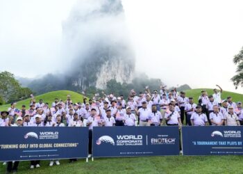PARA peserta bergambar sambil menyanyikan lagu Jalur Gemilang sempena menjelang sambutan Hari Kebangsaan ke-68 sebelum memulakan kejohanan pusingan kelayakan terakhir Cabaran Golf Korporat Dunia (WCGC) Malaysia di Templer Park Country Club, Rawang, Selangor, baru-baru ini.