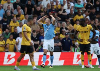 Erling Haaland (tengah) meraikan gol pembukaan aksi Liga Perdana Inggeris (EPL) antara Wolverhampton Wanderers dan Manchester City di stadium Molineux di Wolverhampton, hari ini. - AFP