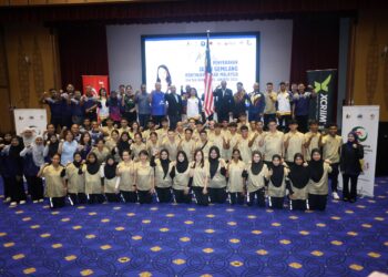 MENTERI Belia dan Sukan, Hannah Yeoh (tepi kiri bendera) ketika majlis penyerahan Jalur Gemilang kontinjen negara ke SEA Deaf Jakarta 2025 di Menara Kementerian Belia dan Sukan (KBS), Putrajaya, hari ini.