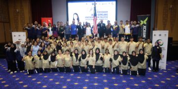 MENTERI Belia dan Sukan, Hannah Yeoh (tepi kiri bendera) ketika majlis penyerahan Jalur Gemilang kontinjen negara ke SEA Deaf Jakarta 2025 di Menara Kementerian Belia dan Sukan (KBS), Putrajaya, hari ini.