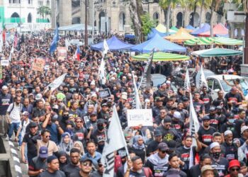 KERAJAAN perlu membuktikan keadilan dan keberanian menerusi tindakan yang nyata dan segera atau terus membiarkan rakyat hidup dalam perasaan kecewa.