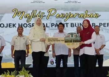 LUKANISMAN Awang Sauni  (tengah) menyaksikan Majlis Penyerahan Projek Hospital Parit Buntar di Bagan Serai hari ini. - UTUSAN/WAT KAMAL ABAS