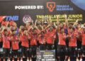 Pemain Sekolah Sukan Tunku Mahkota Ismail (SSTMI) Juniors meraikan kejayaan menjuarai Divisyen 2 Liga Hoki Remaja Malaysia (MJHL) 2025 selepas menewaskan Negeri Sembilan 3-1 menerusi penentuan penalti selepas terikat 3-3 dalam permainan sebenar di Stadium Hoki Nasional, Bukit Jalil. - IHSAN KONFEDERASI HOKI MALAYSIA