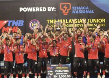 Pemain Sekolah Sukan Tunku Mahkota Ismail (SSTMI) Juniors meraikan kejayaan menjuarai Divisyen 2 Liga Hoki Remaja Malaysia (MJHL) 2025 selepas menewaskan Negeri Sembilan 3-1 menerusi penentuan penalti selepas terikat 3-3 dalam permainan sebenar di Stadium Hoki Nasional, Bukit Jalil. - IHSAN KONFEDERASI HOKI MALAYSIA
