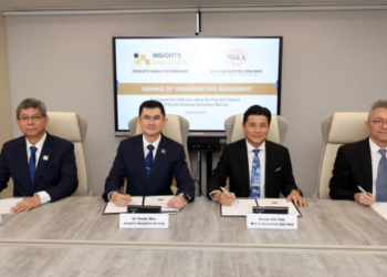 FRANK Wee (dua dari kiri) pada memeterai perjanjian taja jamin bersama M & A Securities Sdn. Bhd. selaku penasihat, penaja, penaja jamin dan ejen penempatan bagi pelaksanaan tawaran awam permulaan (IPO).