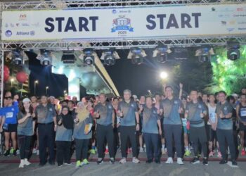 BARISAN tetamu kehormat termasuk Ketua Pengarah Lembaga Lebuhraya Malaysia, Datuk Ir. Sazali Harun; Ketua Pegawai Eksekutif IJM Corporation Berhad, Datuk Lee Chun Fai dan Ketua Pegawai Eksekutif Allianz Malaysia, Sean Wang bersama para peserta kategori 21KM di acara IJM Allianz Duo Highway Challenge 2025.
