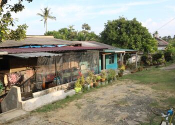 LOKASI seorang anggota polis ditetak seorang lelaki dipercayai kurang siuman di sebuah rumah di Felda Bukit Kuantan di Kuantan, Pahang.