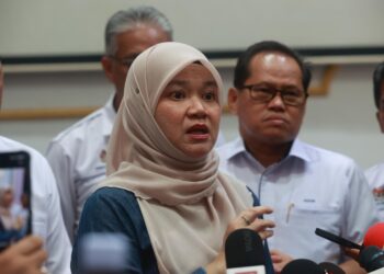 FADHLINA Sidek semasa sidang media selepas Majlis Penyerahan Bantuan Awal Persekolahan Kepada Murid Tingkatan Enam Semester 1 2025 di Sektor Sumber Teknologi Pendidikan, Pengkalan Chepa, Kota Bharu,Kelantan-UTUSAN/KAMARUL BISMI KAMARUZAMAN.