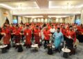 JOHARI Abdul Ghani bersama Ketua UMNO Bahagian Johor Bahru Datuk Yahya Jaafar menyanyikan lagu UMNO sempena Mesyuarat Perwakilan UMNO Bahagian Johor Bahru di Hotel Opero di Kompleks Tan Sri Mohamed Rahmat, Johor Bahru disini. - UTUSAN/RAJA JAAFAR ALI