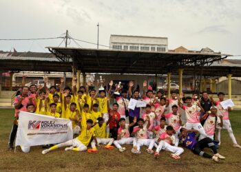 Pasukan bola sepak KVKK A dan SMK DUMA muncul juara dalam kejohanan bola sepak MSSD Jelebu menerusi kategori lelaki bawah 18 tahun dan 15 tahun selepas menewaskan lawan masing-masing dalam perlawanan akhir yang berlangsung di  Stadium Mini Majlis Daerah Jelebu, semalam.-UTUSAN/NOR SHAFIQAH MOHD.GHAZALI