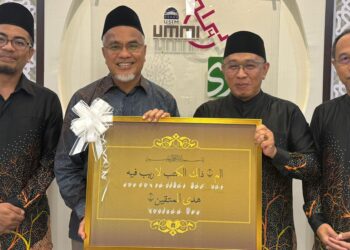 DR. NORAKYAIREE Mohd. Raus (dua dari kiri) menunjukkan contoh fon Rasm IshaRI yang dihasilkan bersama pasukan penyelidik Pusat Penyelidikan Ibnu Ummi Maktum Ummi USIM ketika ditemui semalam.- UTUSAN/NOR SHAFIQAH MOHD. GHAZALI.