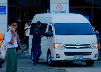 VAN yang membawa Eda Ezrin dan Nur Aida Mamat bergerak keluar dari Kompleks Imigresen Sungai Golok, Thailand sebentar tadi-UTUSAN/KAMARUL BISMI KAMARUZAMAN.