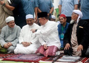 ANWAR Ibrahim (dua kanan) semasa
menghadiri Majlis Ramah Mesra bersama Pimpinan dan Penuntut Pusat Pengajian Pondok YIK  di Pusat  Pengajian Pondok Yayasan Islam Kelantan, Bachok, Kelantan-UTUSAN/KAMARUL BISMI KAMARUZAMAN.