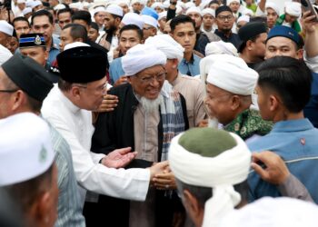 ANWAR Ibrahim (kiri) bersalam dengan tetamu yang hadir ke Program Mahabbah Madani Umara dan Ulama Pondok Kelantan di Pusat Pengajian Pondok Yayasan Islam Kelantan (YIK), Kandis, Bachok, Kelantan malam ini.-UTUSAN/KAMARUL BISMI KAMARUZAMAN.