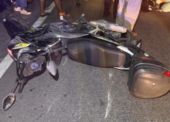 KEADAAN motosikal yang terlibat dalam kemalangan jalan raya di KM 49.5 Jalan Johor Bahru –Batu Pahat di Kampung Jasa Sepakat, Pekan Nanas, di Pontian, semalam.