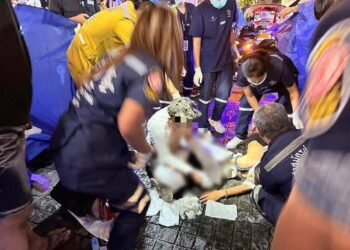 ORANG awam yang membantu pelancong Malaysia selepas dibakar seoarang penganggur lelaki dalam kejadian di Bangkok, Thailand.